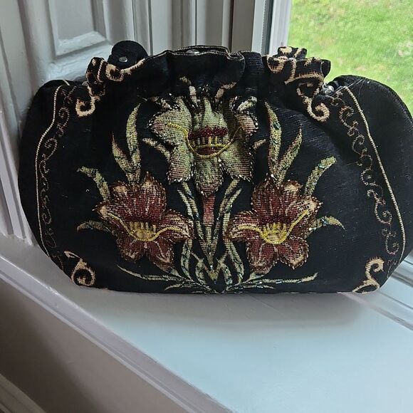 Vintage Tapestry Handbag With Floral Design - Picture 3 of 10